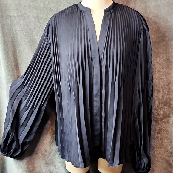 Vince Black Pleated Top Size M - Picture 2 of 11